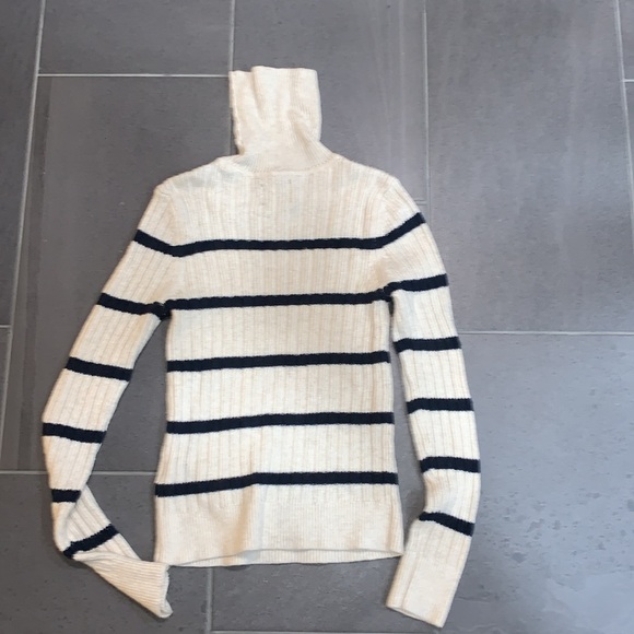 Abercrombie & Fitch Wool Blend Turtle Neck Sweater SZ Med BUT Looks Smaller - Picture 2 of 7
